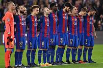 Barcelona držela minutu ticha za oběti letecké tragédie i před zápasem Ligy mistrů proti Mönchengladbachu.