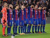 Barcelona držela minutu ticha za oběti letecké tragédie i před zápasem Ligy mistrů proti Mönchengladbachu.