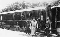 Následník František Ferdinand d'Este vedle svého vlaku, jehož vagony pro něj navrhly a vyrobily Ringhofferovy závody