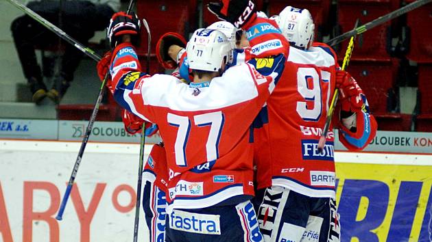 Hokejisté Pardubic se radují z gólu proti Karlovým Varům.