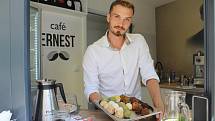 Tomáš Vavřina je kadeřník, který si nedávno „doma“ ve Vraném nad Vltavou otevřel malou kavárnu