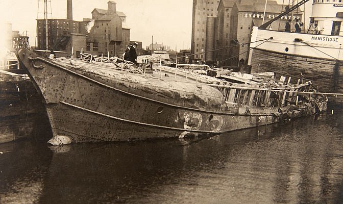 Při velké bouři v listopadu 1913, která zasáhla Velká jezera na kanadsko-americké hranici, se potopila i loď Buffalo, která naváděla velké parníky do přístavů. Zemřelo všech 6 členů posádky. Vrak (na snímku) vylovili v roce 1915.