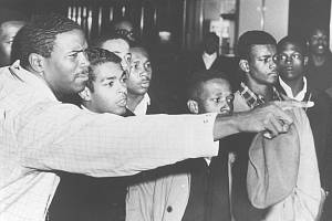 Dne 8. února 1968 zastřelila americká policie v Orangeburgu tři tamější studenty a dalších bezmála 30 v hromadné salvě zranila. Smrtelný incident se stal jedním z významných milníků v historii boje za rasovou rovnoprávnost. Na snímku protestující studenti