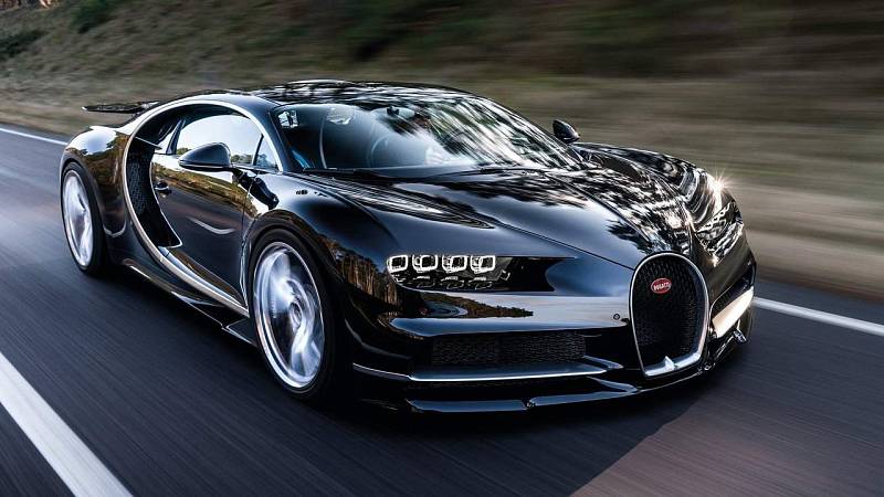 6. – 4. Bugatti Chiron. Z 0 na 100 km/h za 2,5 s. Skoro dvoutunový luxusní hypersport ohýbá fyzikální zákony. Dalo se to ovšem čekat - auto pohání 16válec se čtyřmi turbodmychadly, výkonem 1500 koní (1103 kW) a točivým momentem 1600 Nm.