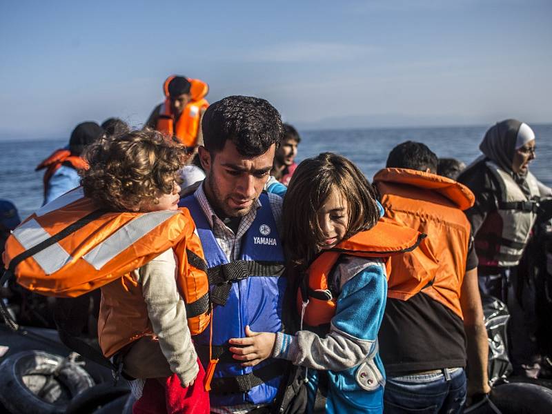 Připlouvání uprchlíků na řecký ostrov Lesbos.