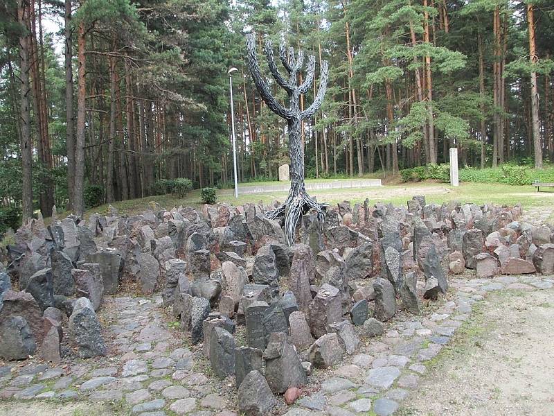 Památník masakru v lese v Rumbule