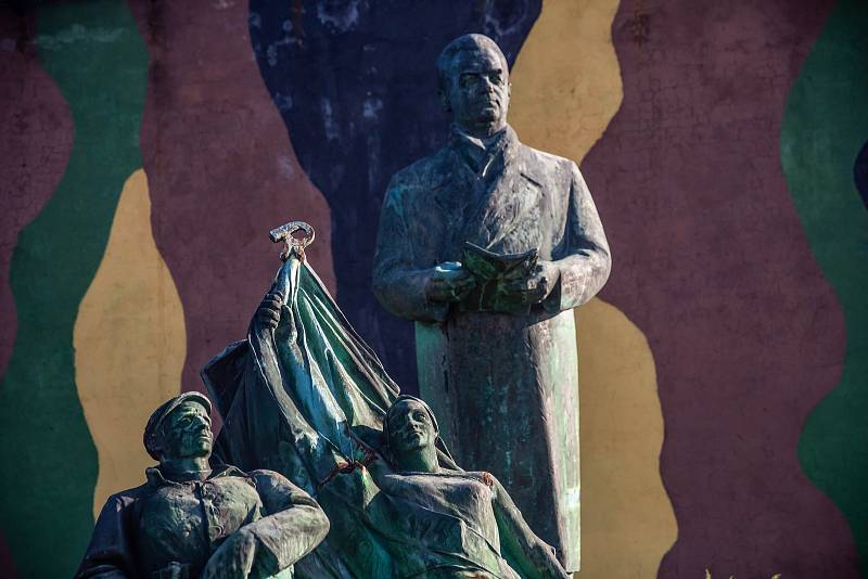 Předlistopadový pomník Klementa Gottwalda shlíží na Hradec u radarové základny v Ruseku