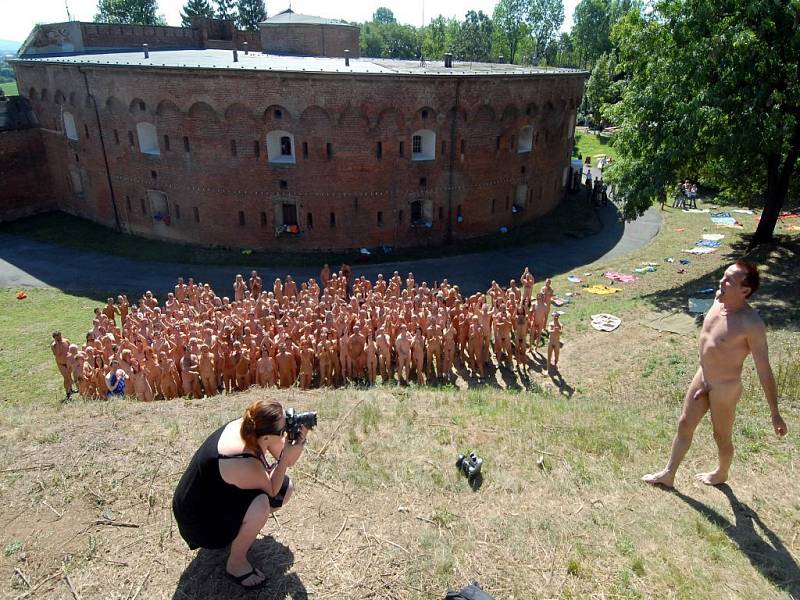 Jan Saudek v Olomouci při focení skupinového aktu.