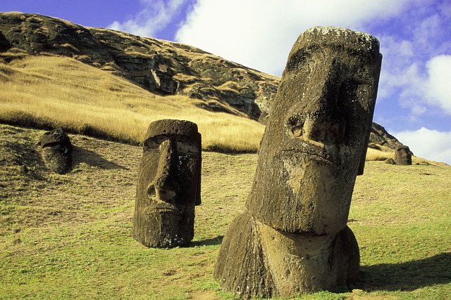Tajemné sochy moai na Velikonočním ostrově.