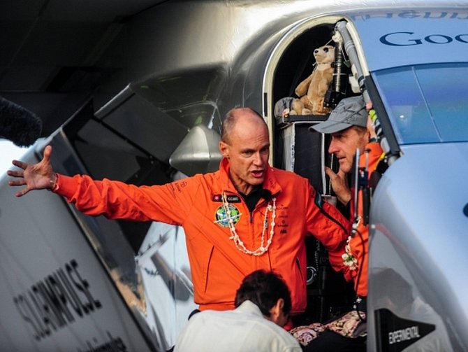 Letoun na solární pohon Solar Impulse 2, jehož piloti se snaží o oblet zeměkoule, bude muset až do dubna příštího roku zůstat na Havaji. 