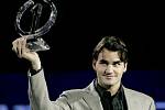 Roger Federer znovu ovládl pořadí ATP Champions Race. V Šanghaji tak mohl převzít vítěznou trofej.