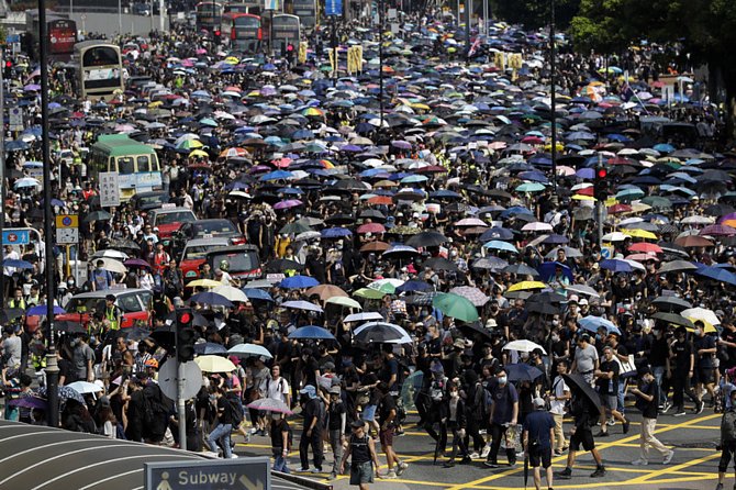 Protestující na nepovolené demonstraci v Hongkongu