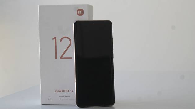 Xiaomi 12 se svým skvělým displejem, nadstandartním fotoaparátem, výkonným hardwarem a nadprůměrným audiosystémem schopně konkuruje v nejvyšší cenové kategorii například novým Samsungům.