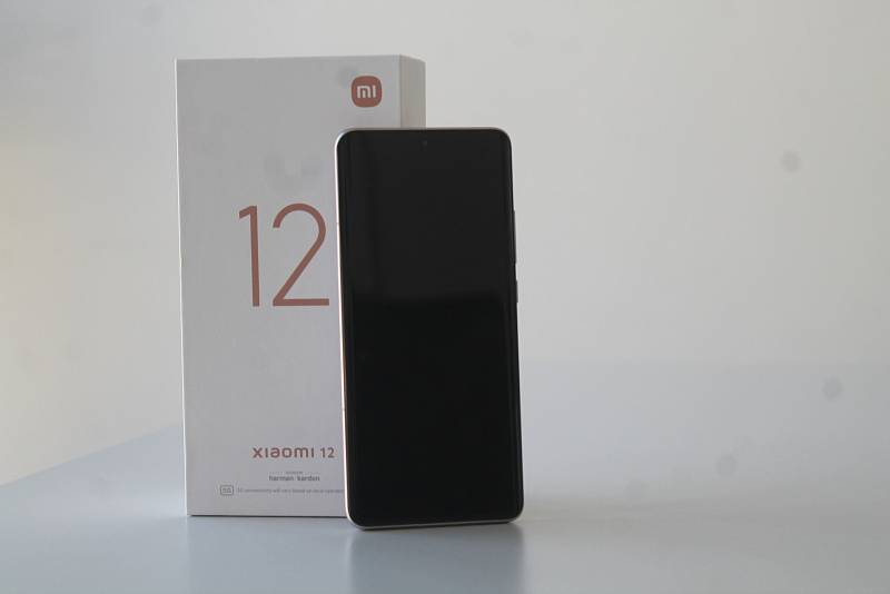 Xiaomi 12 se svým skvělým displejem, nadstandartním fotoaparátem, výkonným hardwarem a nadprůměrným audiosystémem schopně konkuruje v nejvyšší cenové kategorii například novým Samsungům.