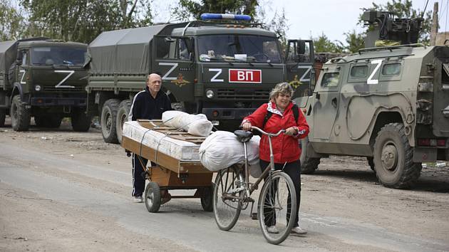 Ruská armádní vozidla v Mariupolu