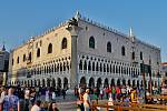 Benátský Dóžecí palác v obležení turistů. Město dlouhodobě bojuje s nadměrnou návštěvností, která historickým památkám spíše škodí.