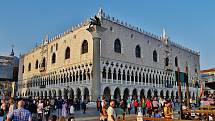 Benátský Dóžecí palác v obležení turistů. Město dlouhodobě bojuje s nadměrnou návštěvností, která historickým památkám spíše škodí.