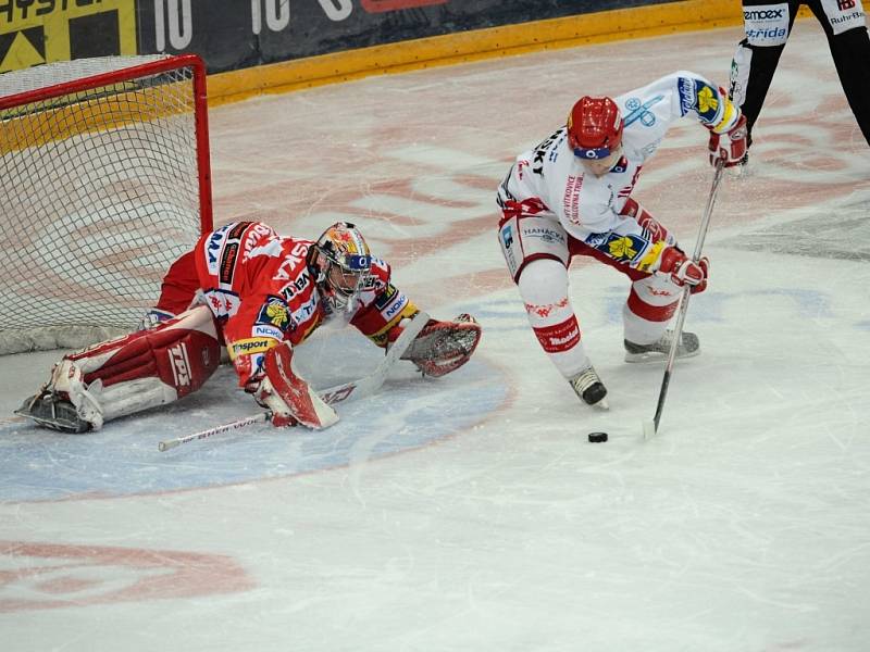 Slavia - Třinec 1:2 SN. Netradiční nájezd Jiřího Polanského vyvolal na straně Slavie bouři nevole.