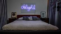 Tenhle nápis jsem vyrobila Jogurtovi k Vánocům podle naší písničky Delight. Visí v naší ložnici, kde bych ráda odpočívala častěji. A postel z mamčiny dílny jsem si zamilovala ještě předtím, než jsem k ní přišla.