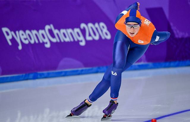 Smůla Annouk van der Weijdenové. Dlouho se držela na medailové pozici, než jí naděje vzaly Sáblíková a Voroninová.