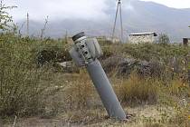 Nevybuchlá raketa v Náhorním Karabachu na snímku z 1. října 2020.