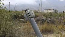 Nevybuchlá raketa v Náhorním Karabachu na snímku z 1. října 2020.