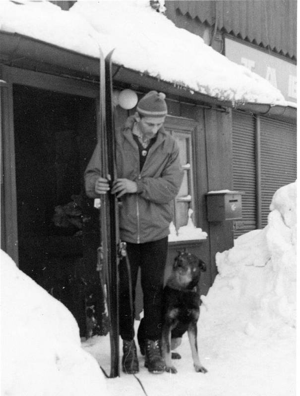 První stanice Horské služby v Peci pod Sněžkou. Na snímku člen Horské služby Wolfgang Berger starší s prvním lavinovým psem Hermou.