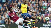 Carlos Sanchéz z Aston Villy (vlevo) a Danny Welbeck z Arsenalu.