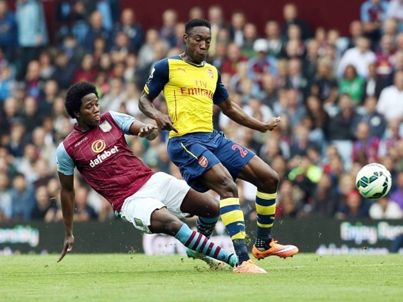 Carlos Sanchéz z Aston Villy (vlevo) a Danny Welbeck z Arsenalu.