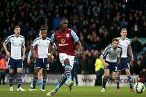 Christian Benteke (v rudém) zajistil z penalty Aston Ville vítězství nad West Bromwichem.