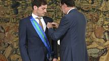 Fotbalový brankář Iker Casillas (vlevo) převzal z rukou španělského premiéra Mariana Rajoye královský řád.