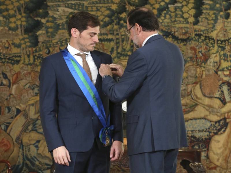 Fotbalový brankář Iker Casillas (vlevo) převzal z rukou španělského premiéra Mariana Rajoye královský řád.