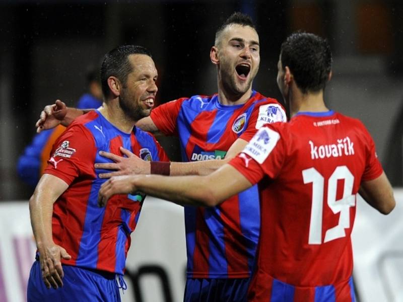 Fotbalisté Plzně (zleva) Pavel Horváth, Radim Řezník a Jan Kovařík se radují z gólu proti Příbrami.