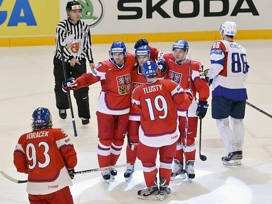 Zleva Jakub Voráček, Jakub Nakládal, Jiří Hudler, Jiří Tlustý a Jan Kovář z ČR se radují z Hudlerova gólu.