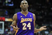 Kobe Bryant z LA Lakers reaguje na faul proti Atlantě.