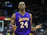 Kobe Bryant z LA Lakers reaguje na faul proti Atlantě.
