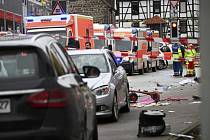 Vozidla záchranářů v německém městečku Volkmarsen, kde 24. února 2020 vjel automobil do davu lidí v tradičním masopustním průvodu.