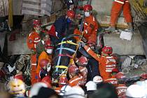 Turečtí záchranáři vyprošťují 31. října 2020 z trosek tělo jedné z obětí zemětřesení, které postihlo o den dříve město Izmir
