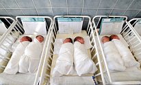 Berlínští novorozenci se kvůli nedostatku matričních úředníků dočkají rodného listu až po mnoha týdnech nebo měsících.