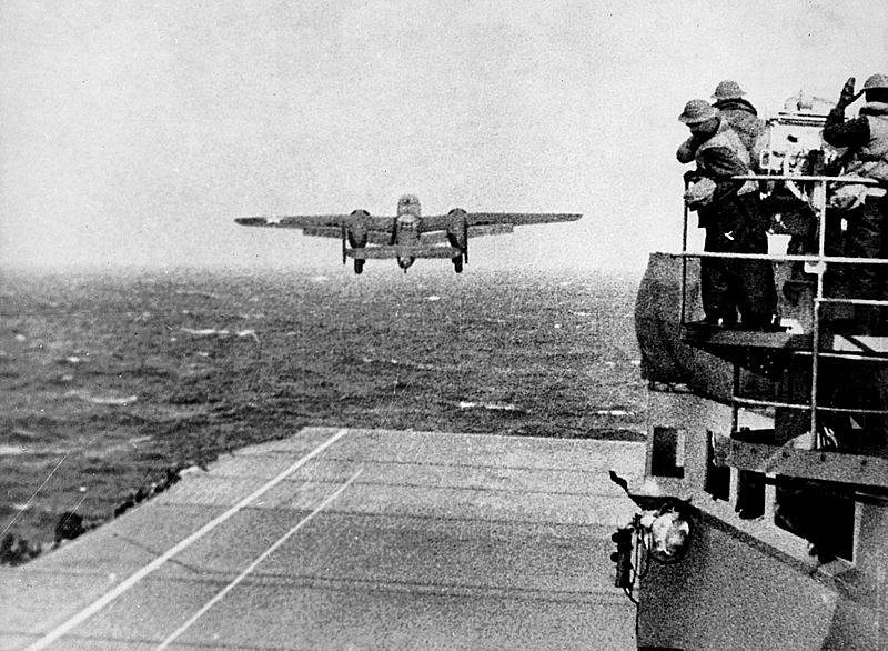 Jeden ze šestnácti strojů B-25 vzlétá 18. dubna 1942 z paluby USS Hornet, aby vykonal nálet na Tokio.