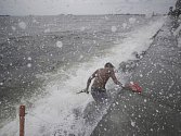 - Nejméně dva lidi zabil a na 3500 obyvatel vyhnal z domovů silný tajfun Noul, který v noci na dnešek udeřil na severovýchodě Filipín.