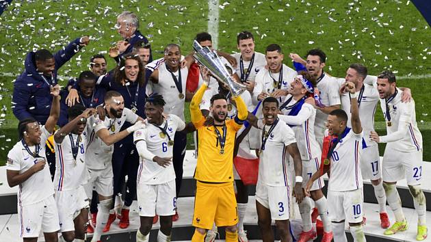 Fotbalisté Francie s trofejí pro vítěze Ligy národů.
