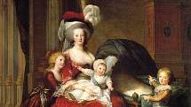 Marie Antoinetta s dětmi. Celkem měla francouzská královna čtyři potomky, nejmladší dcera zemřela ve věku několik měsíců. Na malbě na její smrt odkazuje právě prázdná kolébka. Dospělosti se dožilo pouze jedno z dětí, nejstarší Marie Thérèse. Autorkou malb