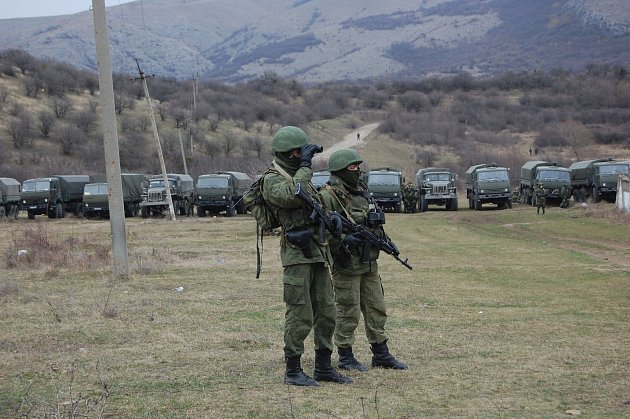 Neidentifikovatelní 'zelení mužíčči', kteří obsazovali v roce 2014 Krym pro Rusko.