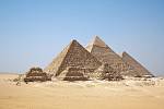 Egyptské pyramidy v Gíze jsou jediným dochovaným divem světa. Vědci přišli s novou teorií, která vysvětluje tajemství dokonalé pravidelnosti jejich tvarů