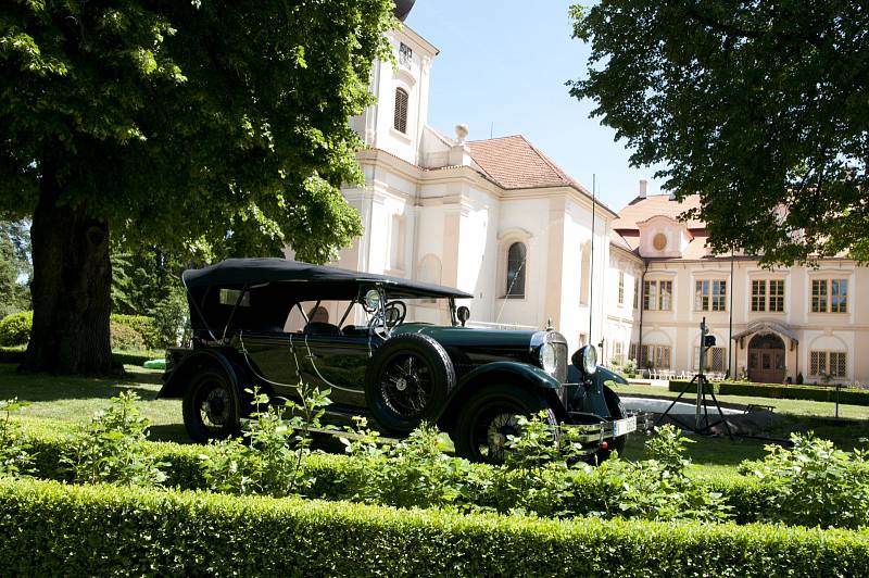Stará architektura se v Loučni snoubí s krásou starých automobilů