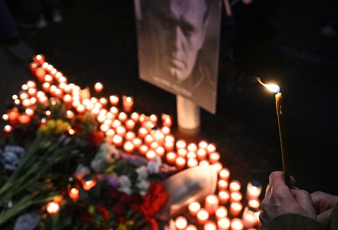 Demonstrace k uctění památky ruského opozičního politika Alexeje Navalného, který zemřel ve vězeňském táboře, byla svolána 16. února 2024 na Náměstí Borise Němcova v Praze, kde sídlí velvyslanectví Ruské federace