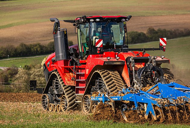 Pohled na traktor Quadtrac 715 zezadu., zdroj: Se svolením AGROTEC Group