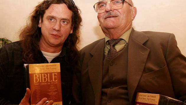 Herci Jan Potměšil (vlevo) a Josef Somr u příležitosti představení a křtu audionahrávky Bible - Nový zákon.