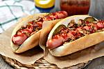 Hot dog v bílé sladké žemli, mohutně zalitý sladkým kečupem a hořčicí a posypaný karamelizovanou cibulkou zkrátí život o 36 minut.